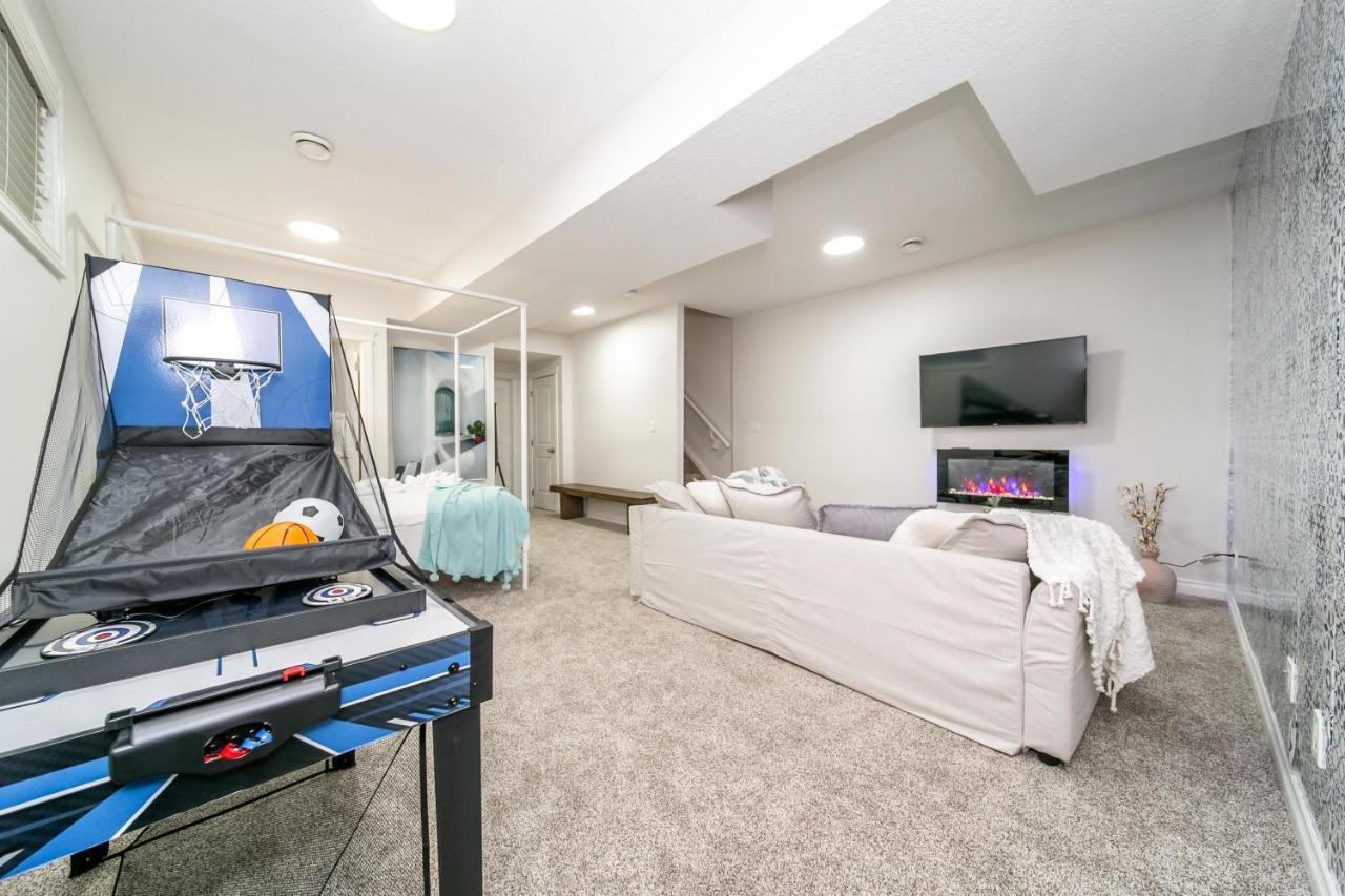 Mediterranean Retreat - King Bed - Fireplace - Jacuzzi - Fast Wi-Fi - Games Room - Free Parking & Netflix Edmonton Exteriér fotografie