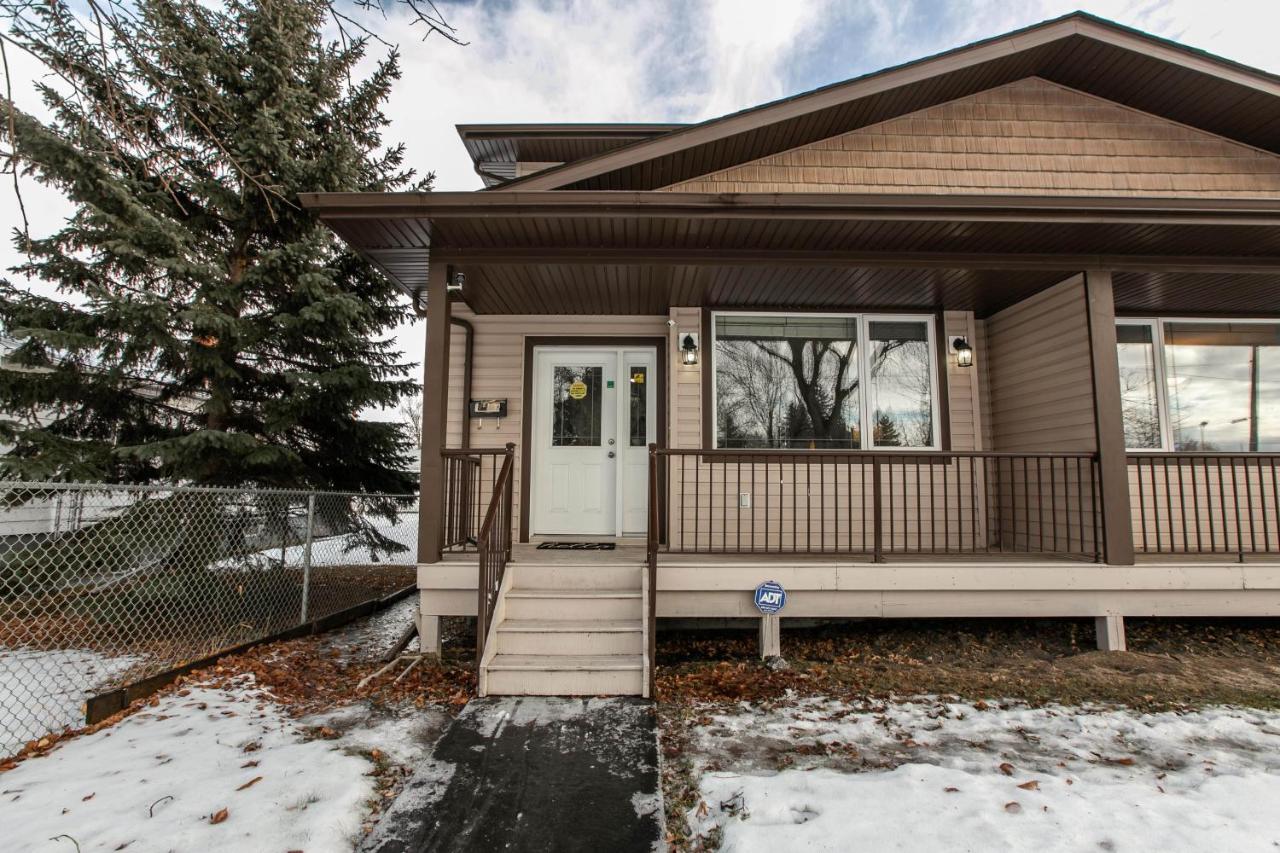 Mediterranean Retreat - King Bed - Fireplace - Jacuzzi - Fast Wi-Fi - Games Room - Free Parking & Netflix Edmonton Exteriér fotografie