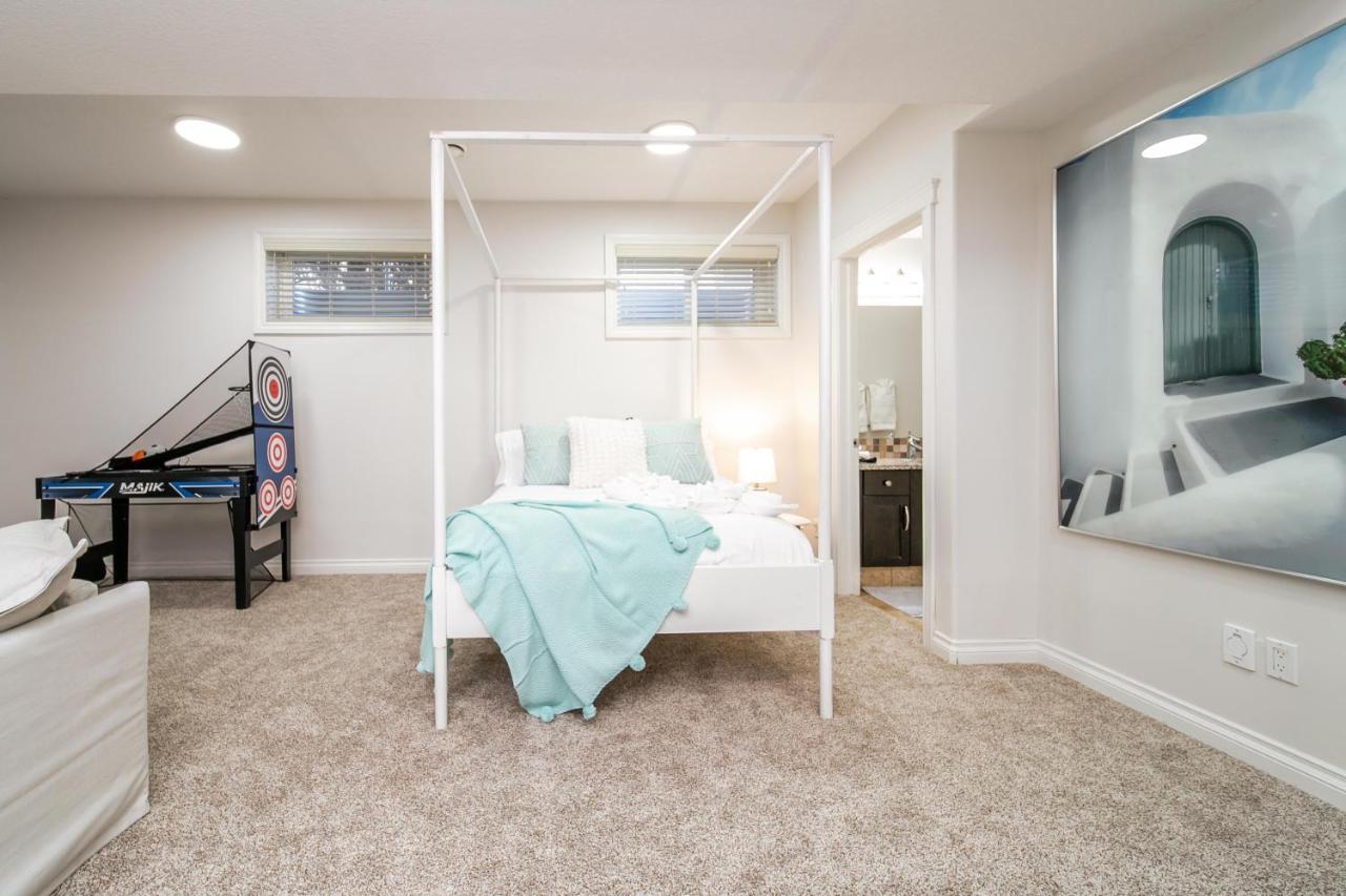 Mediterranean Retreat - King Bed - Fireplace - Jacuzzi - Fast Wi-Fi - Games Room - Free Parking & Netflix Edmonton Exteriér fotografie