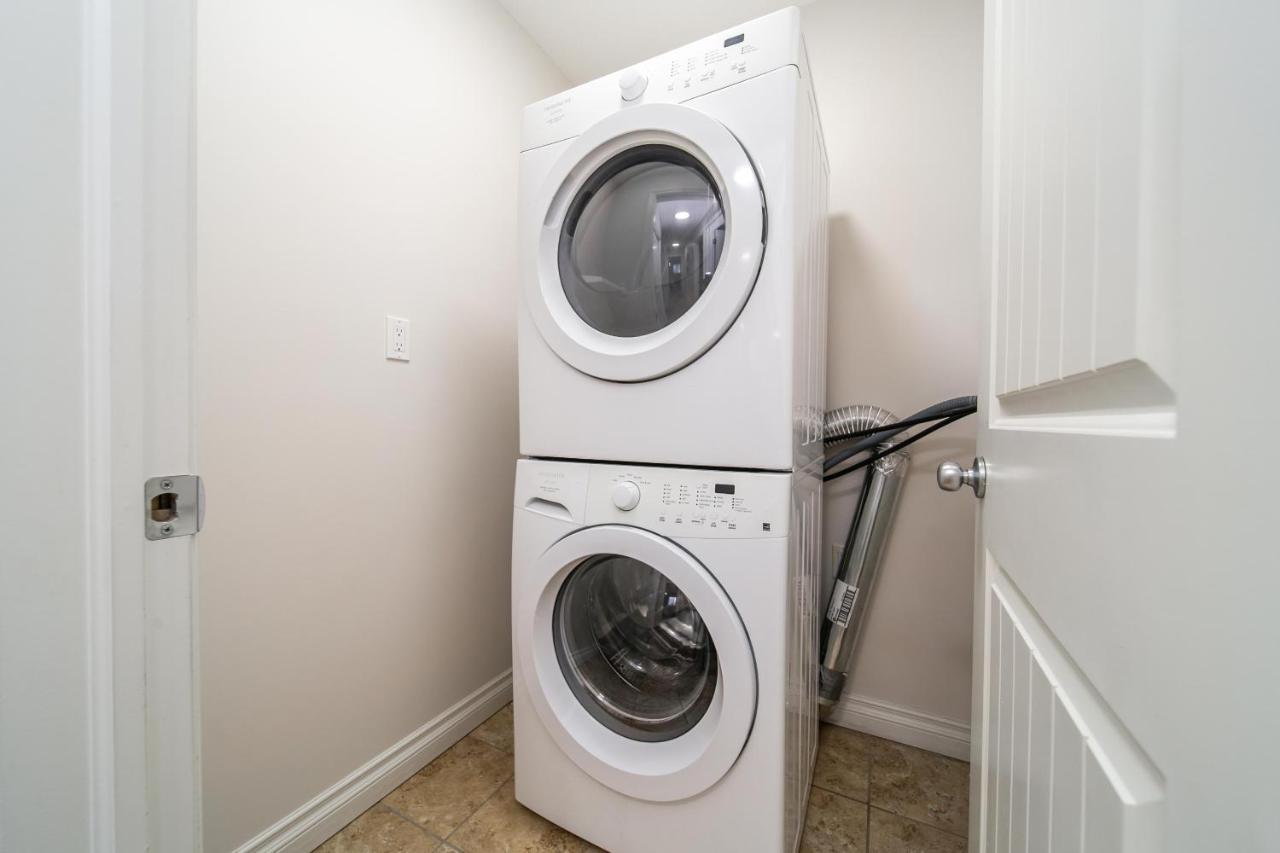 Mediterranean Retreat - King Bed - Fireplace - Jacuzzi - Fast Wi-Fi - Games Room - Free Parking & Netflix Edmonton Exteriér fotografie