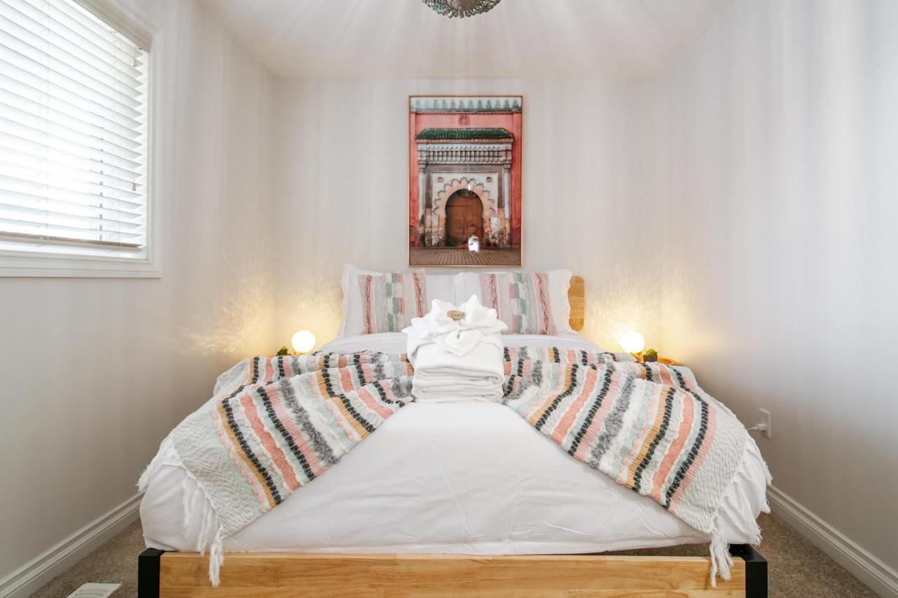 Mediterranean Retreat - King Bed - Fireplace - Jacuzzi - Fast Wi-Fi - Games Room - Free Parking & Netflix Edmonton Exteriér fotografie