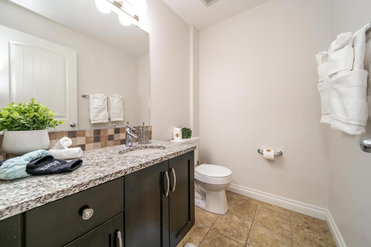 Mediterranean Retreat - King Bed - Fireplace - Jacuzzi - Fast Wi-Fi - Games Room - Free Parking & Netflix Edmonton Exteriér fotografie