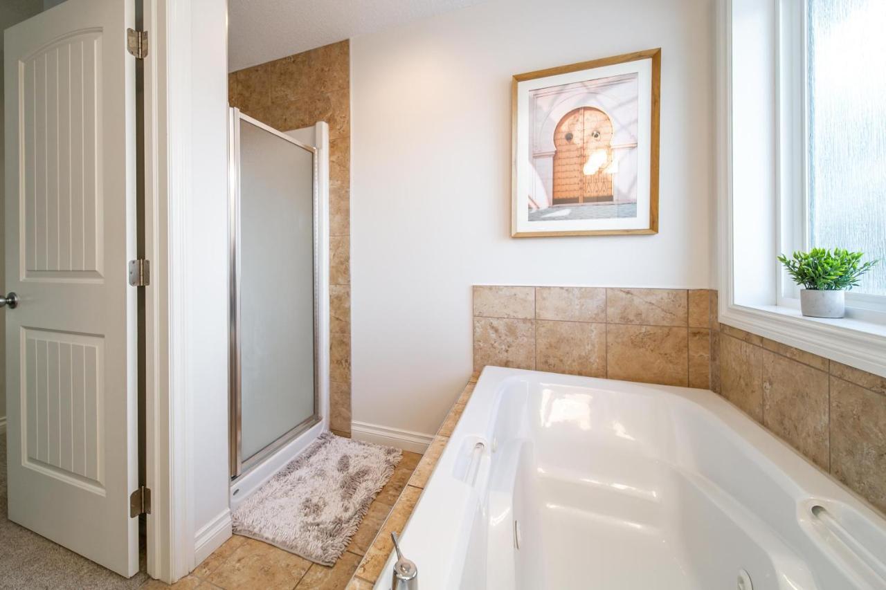 Mediterranean Retreat - King Bed - Fireplace - Jacuzzi - Fast Wi-Fi - Games Room - Free Parking & Netflix Edmonton Exteriér fotografie