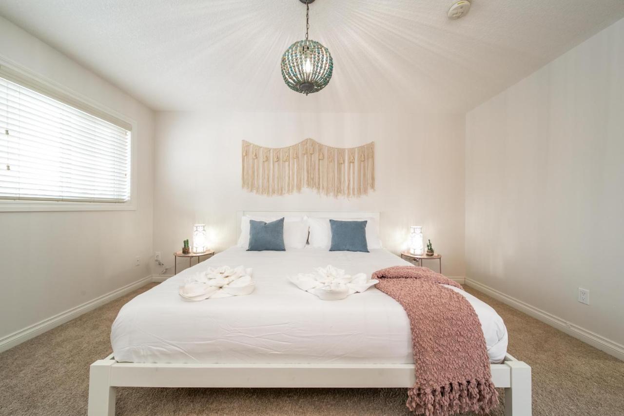 Mediterranean Retreat - King Bed - Fireplace - Jacuzzi - Fast Wi-Fi - Games Room - Free Parking & Netflix Edmonton Exteriér fotografie